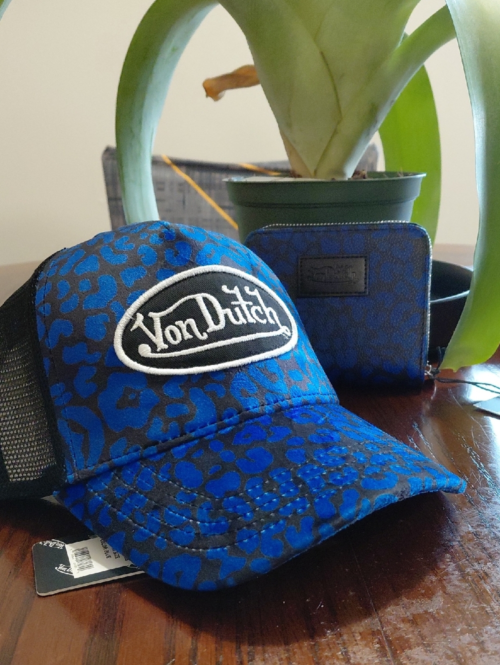 Von Dutch Blue Leopard Print Trucker Hat with Matching Wallet Black